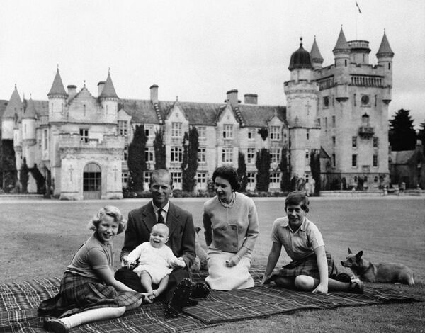 Королева Англии Елизавета II и ее муж принц Филипп и трое их детей в замке Балморал, 1960. - Sputnik Южная Осетия