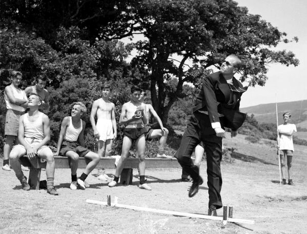 Принц Филипп, герцог Эдинбургский, бросает копье во время посещения морской школы в Уэльсе в 1949 году - Sputnik Южная Осетия