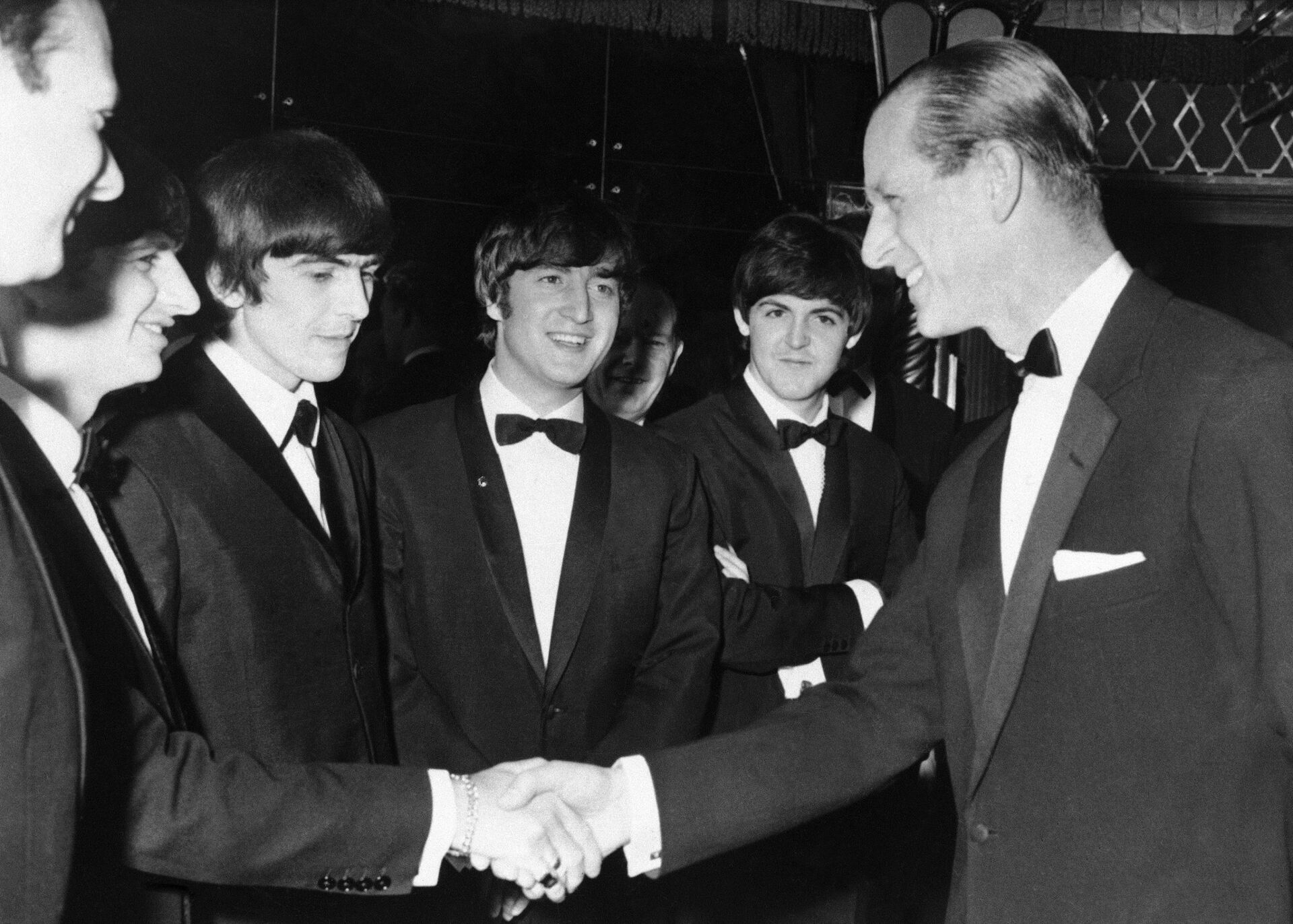 Принц Филипп на встрече с группой The Beatles в Лондоне, 1964 год - Sputnik Южная Осетия, 1920, 12.04.2024