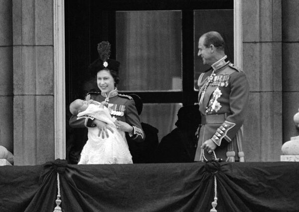 Королева Великобритании Елизавета II, которая держит 12-недельного сына принца Эдуарда, и принц Филипп, 1964 - Sputnik Южная Осетия