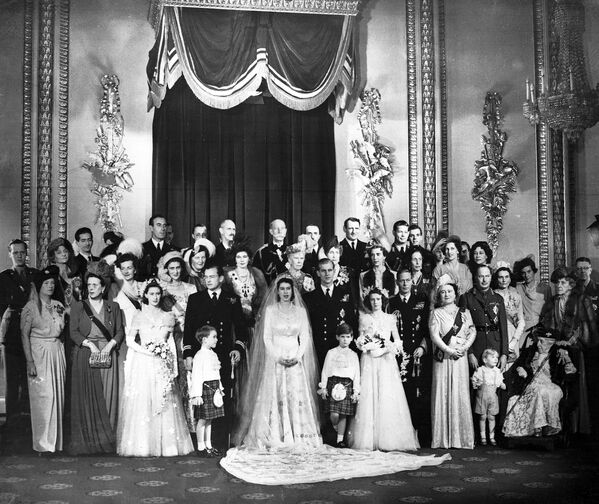 Принцесса Елизавета и Герцог Эдинбургский с королевскими гостями в Букингемском дворце в Лондоне, после их свадьбы 20 ноября 1947 года. - Sputnik Южная Осетия