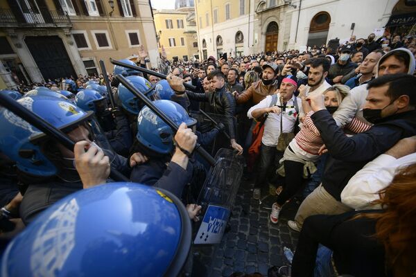 Полицейские используют дубинки против протестующих во время столкновений в рамках демонстрации владельцев малого бизнеса у здания парламента в Риме - Sputnik Южная Осетия
