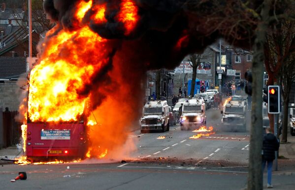 Горящий автобус на Шанкилл-роуд во время протестов в Белфасте, Северная Ирландия - Sputnik Южная Осетия