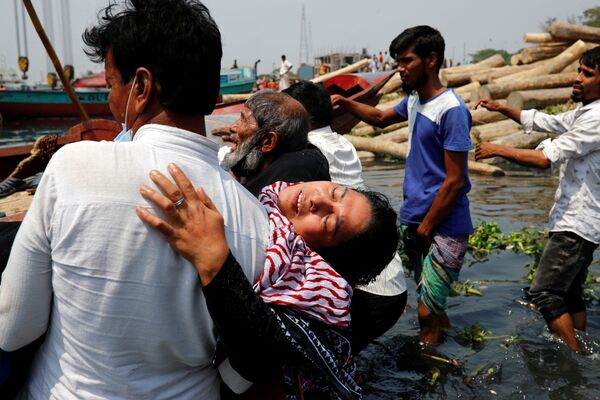 Люди скорбят о гибели родных в результате столкновения парома с грузовым судном на реке Шиталахсяа в Нараянгандже, Бангладеш - Sputnik Южная Осетия