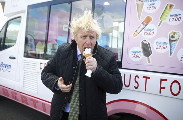 Премьер-министр Великобритании Борис Джонсон ест мороженое во время посещения парка отдыха Haven Perran Sands в Перранпорте, Корнуолл - Sputnik Южная Осетия