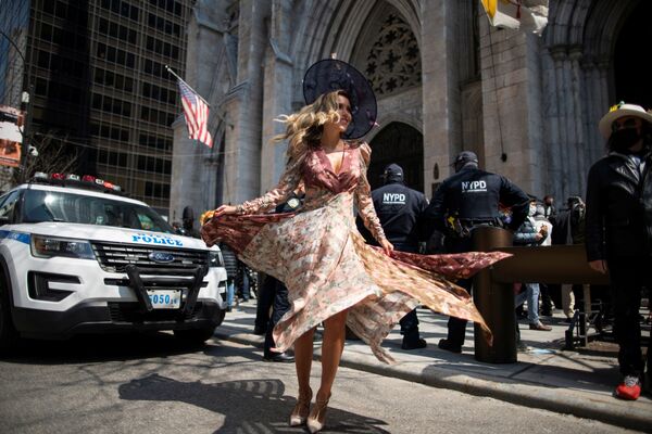Девушка на пасхальном параде и фестивале чепчиков на Пятой авеню в Нью-Йорке - Sputnik Южная Осетия