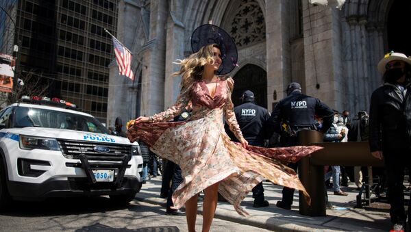 Девушка на пасхальном параде и фестивале чепчиков на Пятой авеню в Нью-Йорке - Sputnik Южная Осетия
