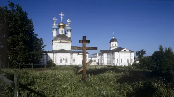 Соборная церковь во имя Введения во храм Пресвятой Богородицы - главный храм обители. Построена в 1750-1771 годы. Справа - храм Марии Египетской. Свято-Введенский ставропигиальный монастырь Оптина пустынь. - Sputnik Южная Осетия
