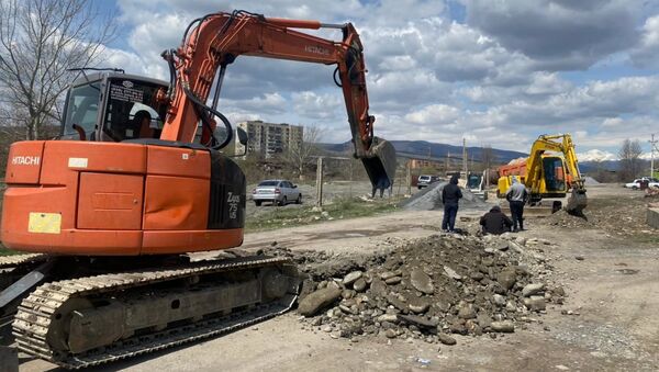 В Цхинвале приступили к ремонту проблемного участка улицы Путина - Sputnik Южная Осетия