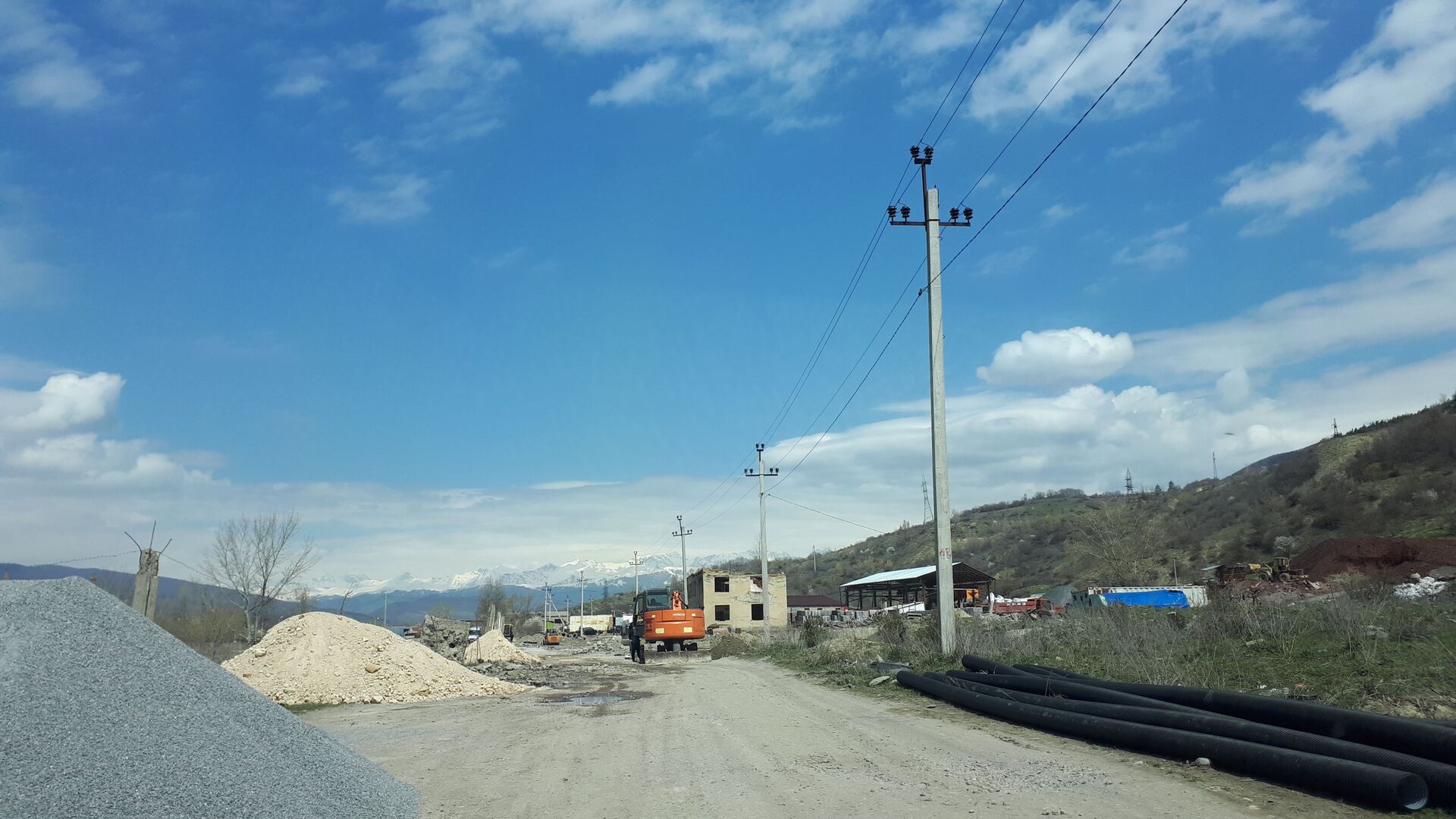 В Цхинвале приступили к ремонту проблемного участка улицы Путина - Sputnik Южная Осетия, 1920, 17.04.2021