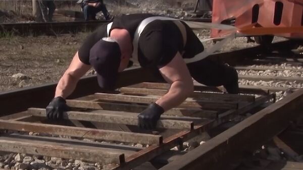 Силач из Северной Осетии рекордным рывком сдвинул с места поезд весом 145 тонн - Sputnik Южная Осетия