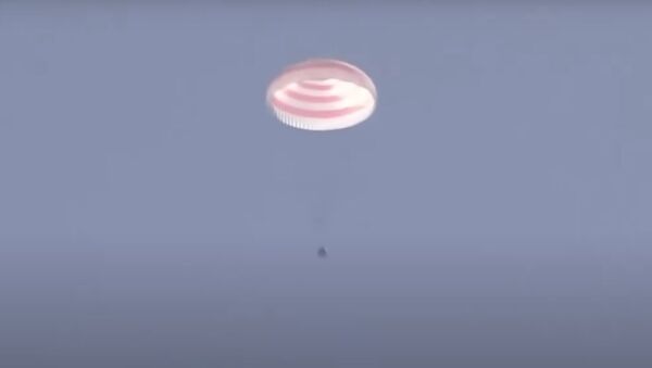 В Сети опубликовали видео приземления корабля Союз МС-17 с экипажем МКС - Sputnik Южная Осетия