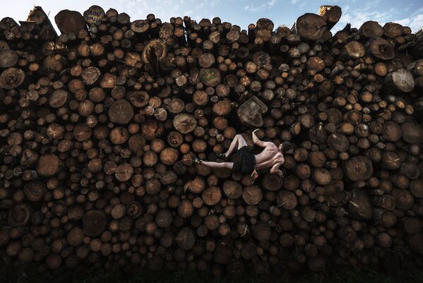 Снимок Log Pile Bouldering фотографа из Австралии Adam Pretty, занявший первое место конкурса World Press Photo 2021 в категории Sports - Sputnik Южная Осетия