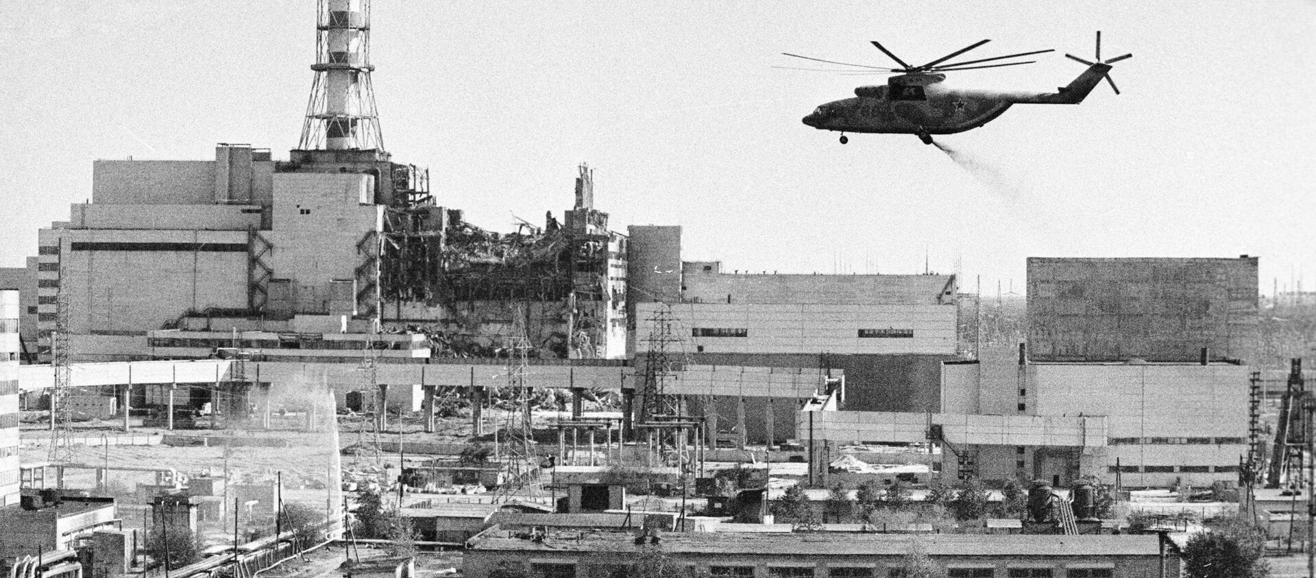 Вертолеты ведут дезактивацию зданий Чернобыльской АЭС. Архивное фото - Sputnik Южная Осетия, 1920, 26.04.2021