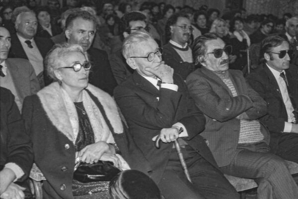 Григорий Котаев (второй справа) на юбилее Васо Абаева.  - Sputnik Южная Осетия