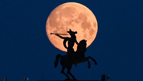 Полная луна над скульптурой Музея Победы в Москве - Sputnik Южная Осетия