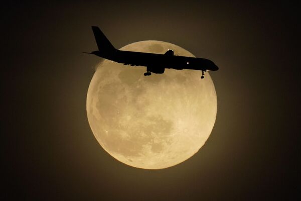 Самолет на фоне суперлуния в Луисвилле, штат Кентукки - Sputnik Южная Осетия