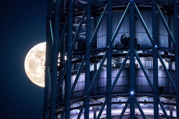 Полная луна позади небоскреба Tokyo Skytree в Токио - Sputnik Южная Осетия