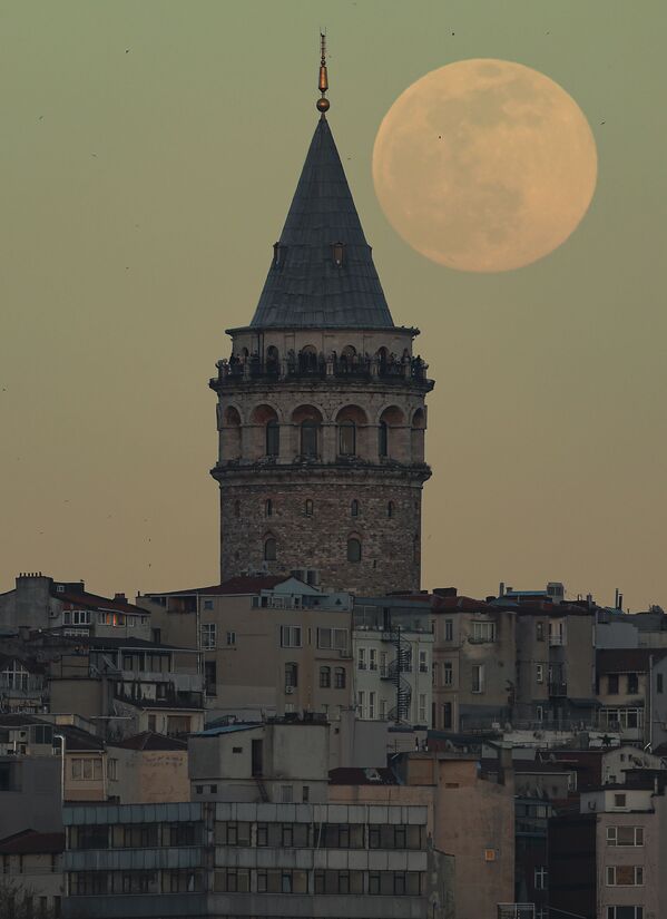 Полная луна на фоне башни Галата в Стамбуле - Sputnik Южная Осетия