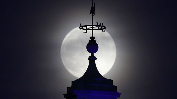 Луна в небе над Лондоном - Sputnik Южная Осетия