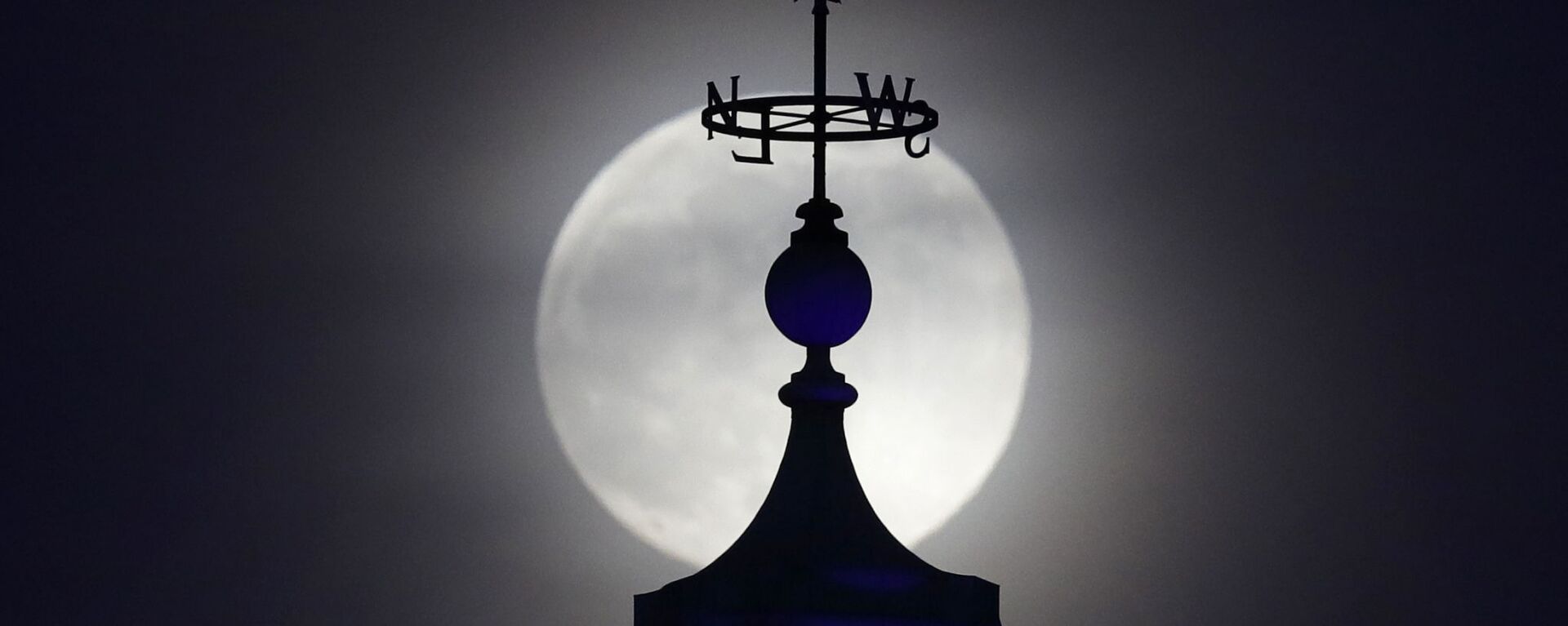 Луна в небе над Лондоном - Sputnik Южная Осетия, 1920, 06.07.2023