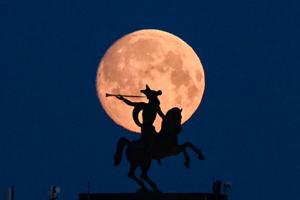 Полная луна над скульптурой Музея Победы в Москве - Sputnik Южная Осетия