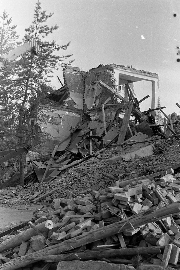 Последствия землетрясения в поселке Дзау и селе Хахет, произошедшего в 1991 году - Sputnik Южная Осетия