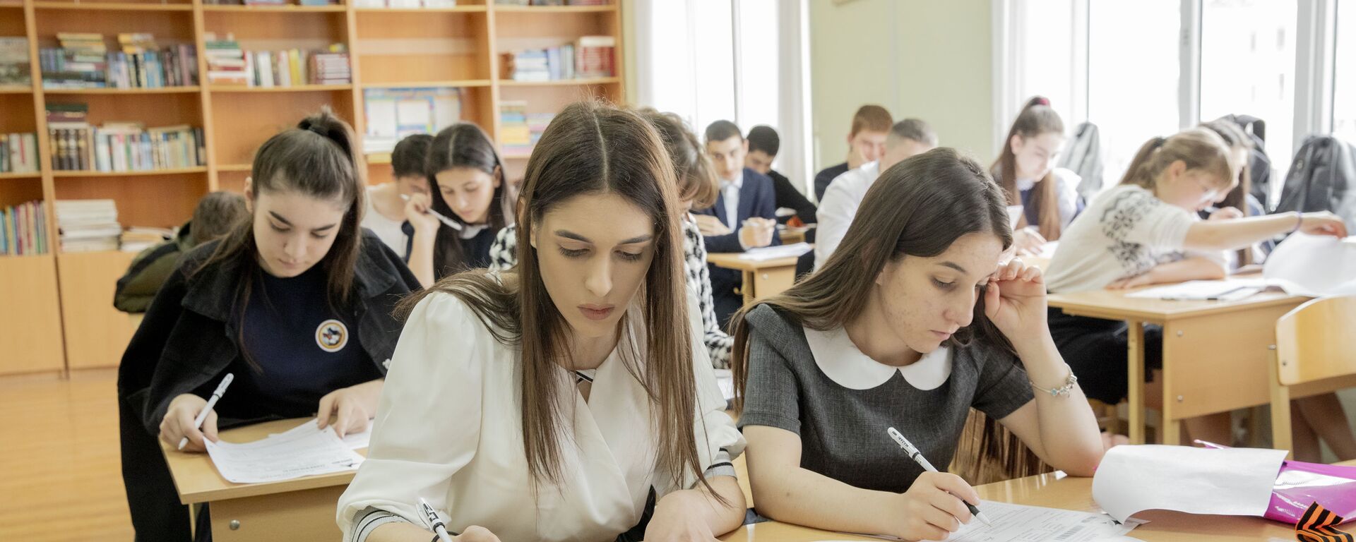 Школьники пишут диктант. Архивное фото - Sputnik Южная Осетия, 1920, 08.04.2026