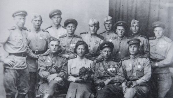 Тамара Алборова в кругу своих однополчан. Берлин, 9 мая 1945 г. - Sputnik Южная Осетия