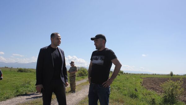Геннадий Бекоев ознакомился с ходом весенних полевых работ в Цхинвальском районе близ села Хетагурово - Sputnik Южная Осетия