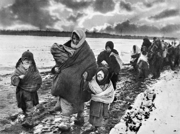 Советские женщины и дети возвращаются домой, 1943 год - Sputnik Южная Осетия