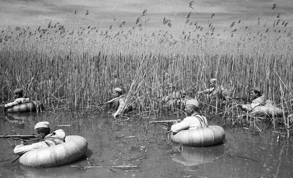 Разведчики форсируют кубанские плавни, 1943 год - Sputnik Южная Осетия