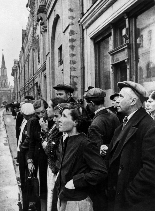 Жители столицы 22 июня 1941 года во время объявления по радио правительственного сообщения о вероломном нападении фашистской Германии на Советский Союз - Sputnik Южная Осетия