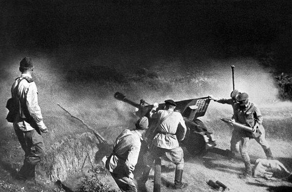 Артиллерийский расчет во время боя, Северный Кавказ, 1943 год - Sputnik Южная Осетия