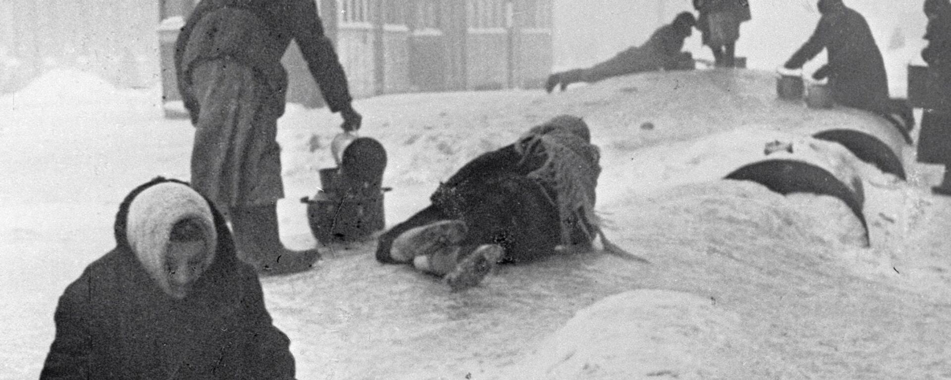 Жители блокадного Ленинграда, 1942 год - Sputnik Южная Осетия, 1920, 27.01.2024