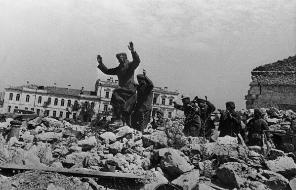 Пленные немцы на развалинах Севастополя около Графской пристани, 1942 год - Sputnik Южная Осетия