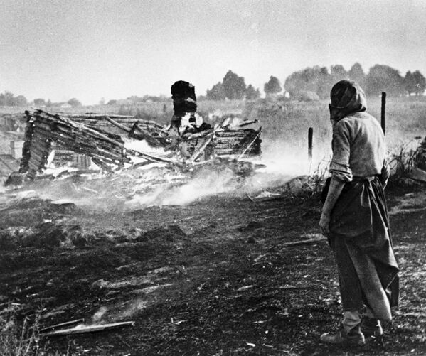Гитлеровцы сожгли дотла белорусскую деревню, 1944 год - Sputnik Южная Осетия