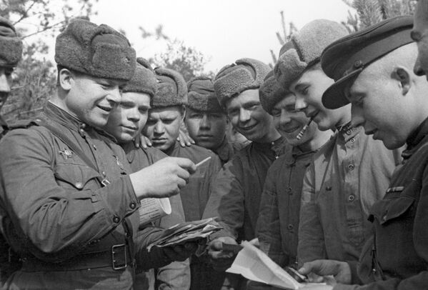 Советские воины во время разбора почты, 2-ой Белорусский фронт, 1944 год - Sputnik Южная Осетия