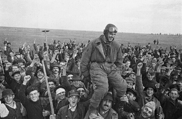 Жители деревни Омолица приветствуют советского летчика Семена Бойко, прилетевшего первым на югославскую землю, 1944 год - Sputnik Южная Осетия