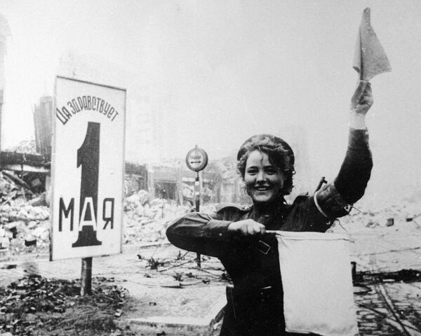 Военная регулировщица Мария Шальнева на Александерплац в Берлине, 1945 год - Sputnik Южная Осетия