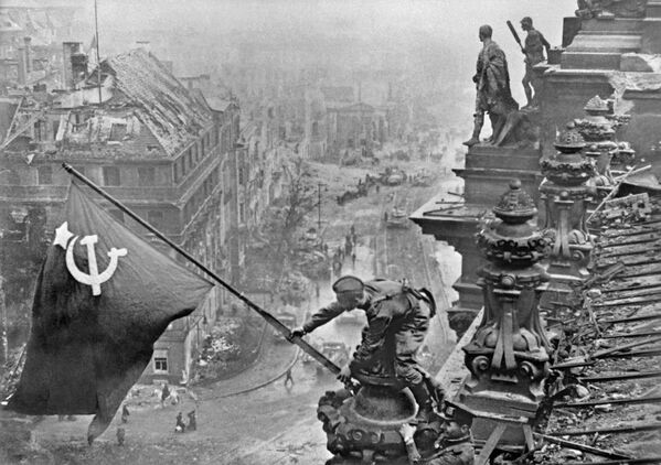 Знамя Победы над Берлином, 1945 год - Sputnik Южная Осетия