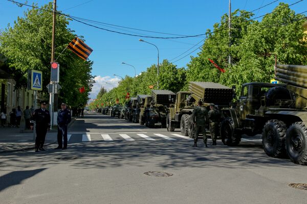 Военная техника на репетиции Парада на Театральной площади Цхинвала - Sputnik Южная Осетия