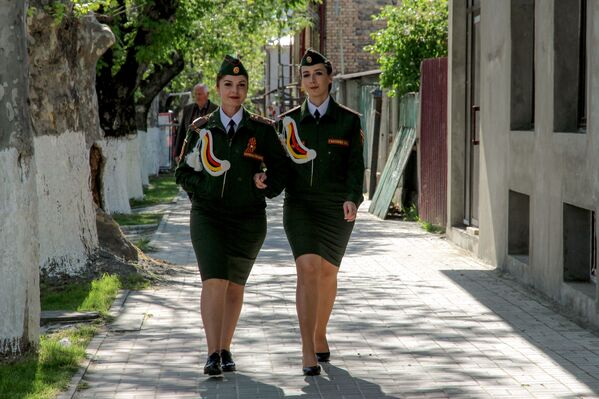 Военнослужащие прогуливаются после репетиции Парада на Театральной площади Цхинвала - Sputnik Южная Осетия