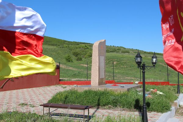 Молодежная организация Единая Алания облагородила территорию памятника в селе Прис - Sputnik Южная Осетия