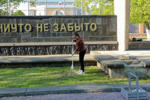 В Цхинвале готовят к празднику Аллею Славы и Вечный Огонь - Sputnik Южная Осетия