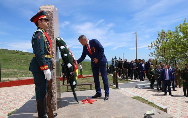Анатолий Бибилов возложил венок к мемориалу павшим жителям села Прис  - Sputnik Южная Осетия