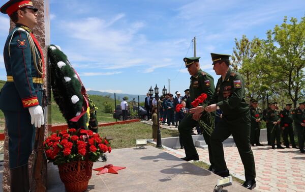 Анатолий Бибилов возложил венок к мемориалу павшим жителям села Прис  - Sputnik Южная Осетия