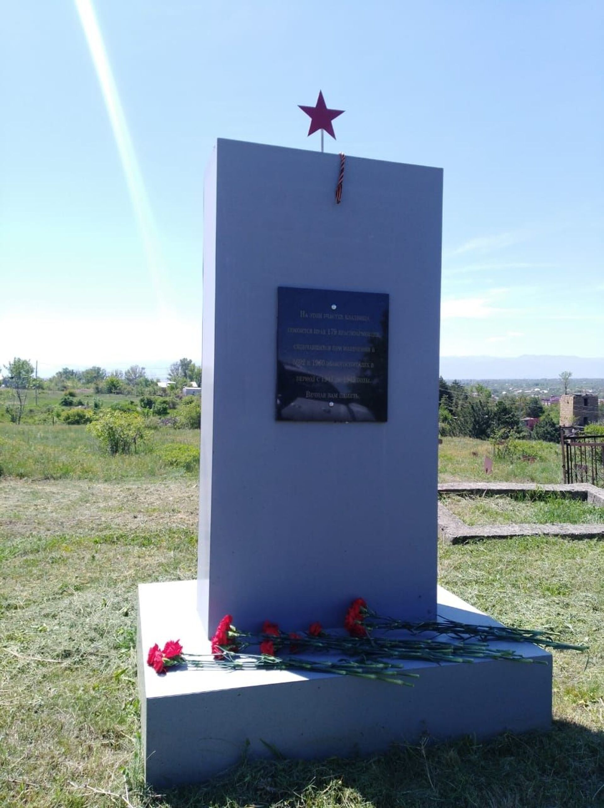 Посол РФ в Южной Осетии возложил цветы к памятнику погибшим в эвакогоспиталях Сталинира - Sputnik Южная Осетия, 1920, 08.05.2021