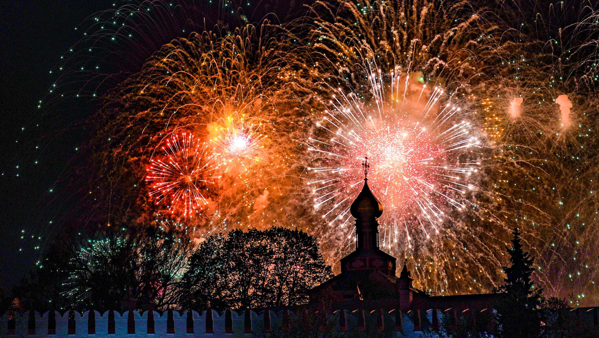 Салют в москве видео. Салют 9 мая Москва. Салют над Москвой. Салют в честь Победы 9 мая. Салют на день Победы красная площадь.