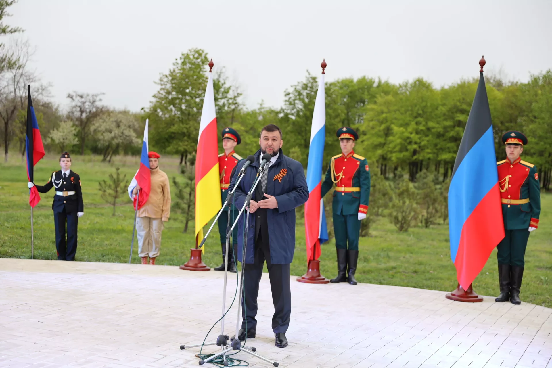 Президент Южной Осетии принял участие в открытии памятника павшим героям ДНР Президент Южной Осетии принял участие в открытии памятника павшим героям ДНР